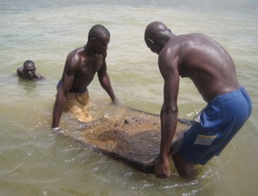 The sand diggers of Mali